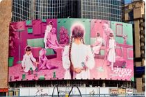 دیوارنگاره میدان ولیعصر رنگ صورتی گرفت