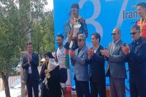 رکابزن تبریزی تیم ملی دوچرخه سواری ایران مدالش را به مادرش تقدیم کرد