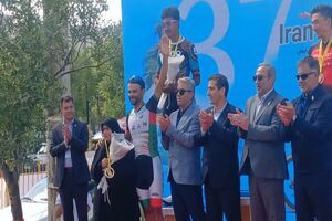 رکابزن تبریزی تیم ملی دوچرخه سواری ایران مدالش را به مادرش تقدیم کرد