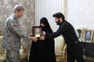 فرمانده کل ارتش با خانواده شهید امیر سپهبد موسوی دیدار کرد