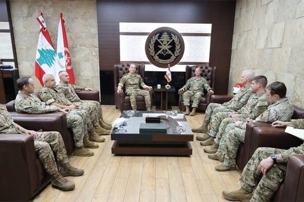 فرمانده ارتش لبنان و فرمانده عملیات ویژه سنتکام با یکدیگر گفتگو کردند