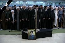 رهبر معظم انقلاب بر پیکر آیت‌الله هاشمی شاهرودی اقامه نماز کردند