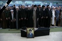 رهبر معظم انقلاب بر پیکر آیت‌الله هاشمی شاهرودی اقامه نماز کردند