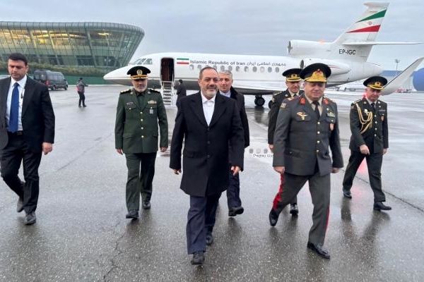 وزیر دفاع وارد باکو شد