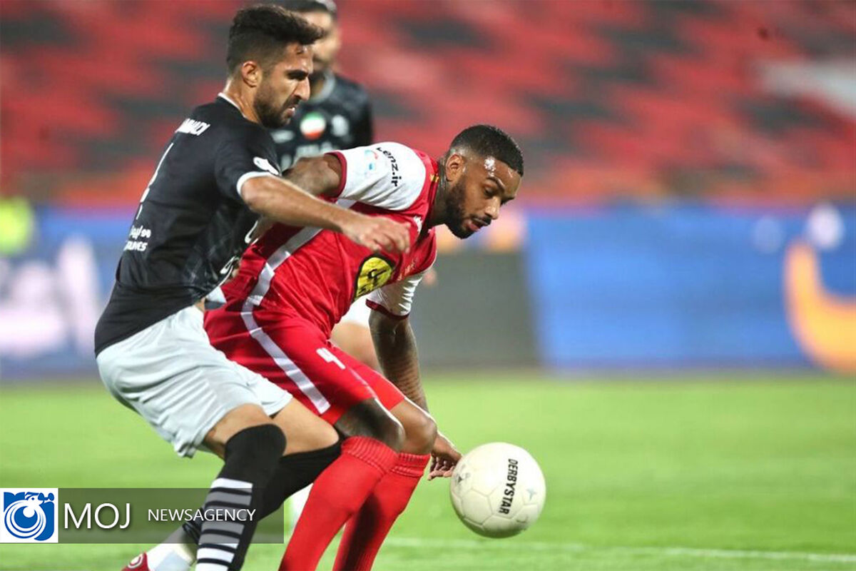 دیدار تیم‌ های فوتبال پرسپولیس و تراکتور 