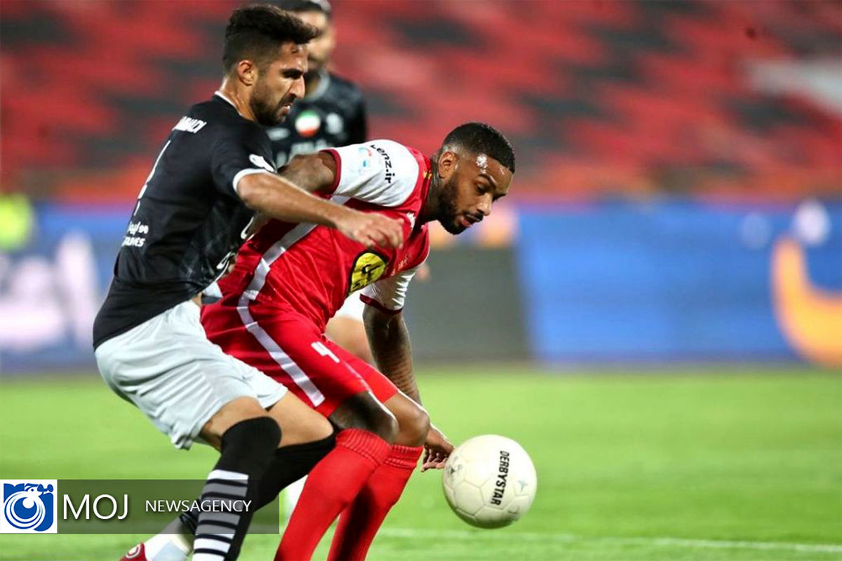 دیدار تیم‌ های فوتبال پرسپولیس و تراکتور 