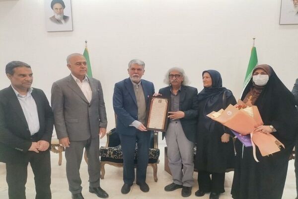 نشان درجه یک هنری توسط وزیر ارشاد به استاد هنرهای نمایشی هرمزگان اعطا شد