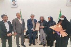 نشان درجه یک هنری توسط وزیر ارشاد به استاد هنرهای نمایشی هرمزگان اعطا شد