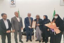 نشان درجه یک هنری توسط وزیر ارشاد به استاد هنرهای نمایشی هرمزگان اعطا شد