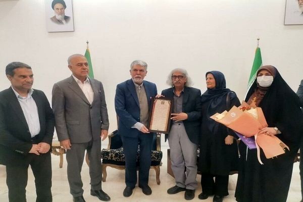 نشان درجه یک هنری توسط وزیر ارشاد به استاد هنرهای نمایشی هرمزگان اعطا شد
