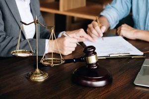 نقش موسسات حقوقی در کاهش اختلافات قراردادهای کاری