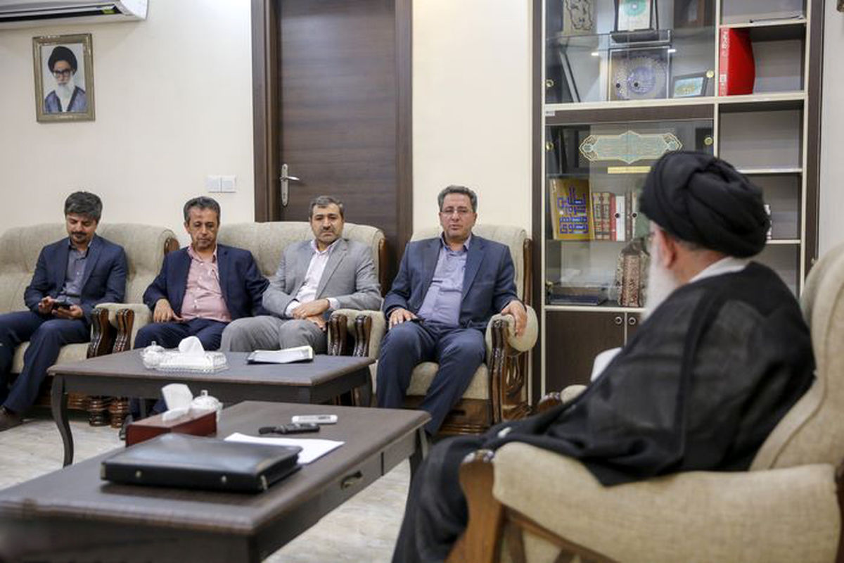آیت الله سیدعلی اصغر دستغیب تولیت آستان مقدس حضرت احمدبن موسی الکاظم شاهچراغ (علیه السلام) در دیدار سید کمال پاک فطرت مدیرکل امور روستایی و شوراهای استانداری فارس