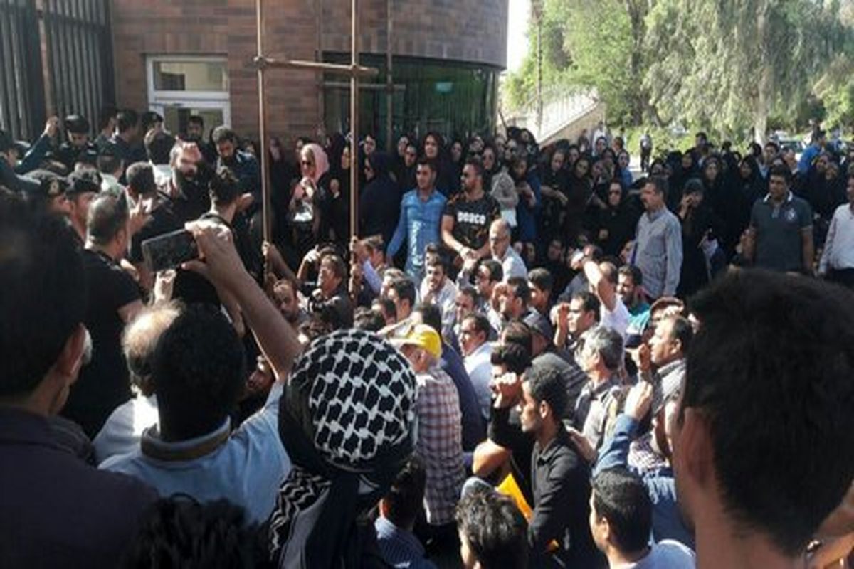 تجمع سرمایه گذاران آرمان در مقابل استانداری خوزستان
