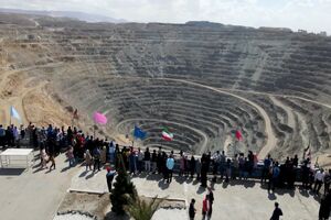 محبوس شدن ۲۴ کارگر در ریزش معدن بافق