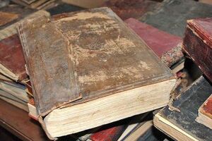 مرمت و صحافی کتب قدیمی و خطی در کتابخانه حرم حضرت معصومه(س)