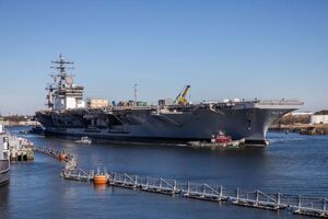 سه نظامی در آتش سوزی بزرگترین ناو آمریکا زخمی شدند