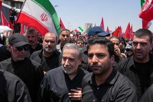 حضور وزیر امور خارجه در مراسم تشییع رهبر شهید انقلاب