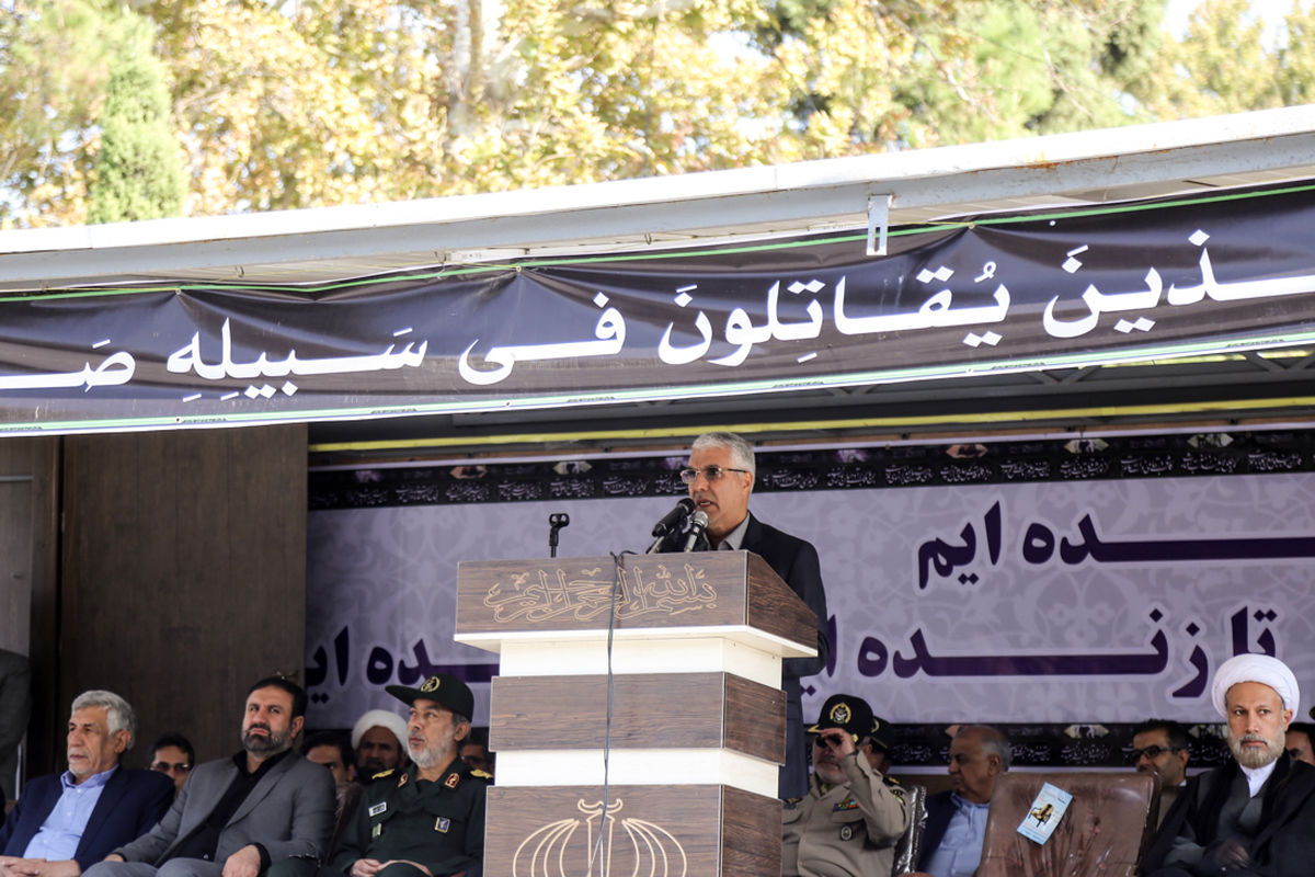 استاندار فارس در مراسم رژه مشترک نیروهای مسلح 