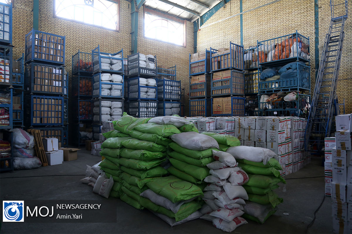 توزیع کالای اساسی بین سیل زدگان استان لرستان