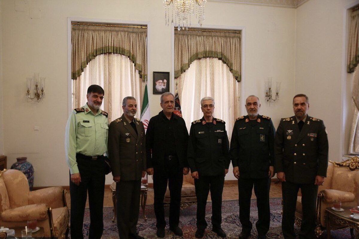 دیدار فرماندهان نظامی و انتظامی با مسعود پزشکیان