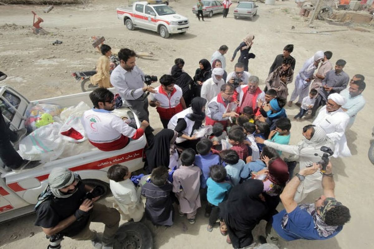 بسته غذایی به مناطق سیل‌زده سیستان و بلوچستان