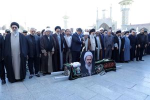 تشییع و تدفین پیکر آیت الله نمازی در حرم مطهر حضرت معصومه (س)