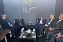 دبیرکل سازمان  D۸ با معاون وزیر امور خارجه ایران در حاشیه مجمع آنتالیا در دیدار کرد
