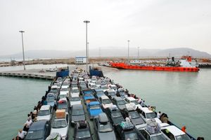 تداوم خدمات رسانی به مسافران دریایی قشم پس از زلزله/ جابجایی شبانه روزی خودروها در بنادر پل و لافت ادامه دارد