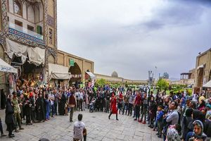 نوجوانان اصفهانی در 4 گوشه میدان نقش جهان نقالی می کنند