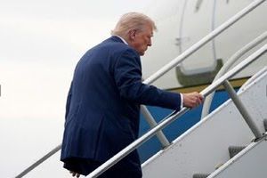 لحظه‌ای که ترامپ در پله‌های هواپیما تبدیل به بایدن شد! 