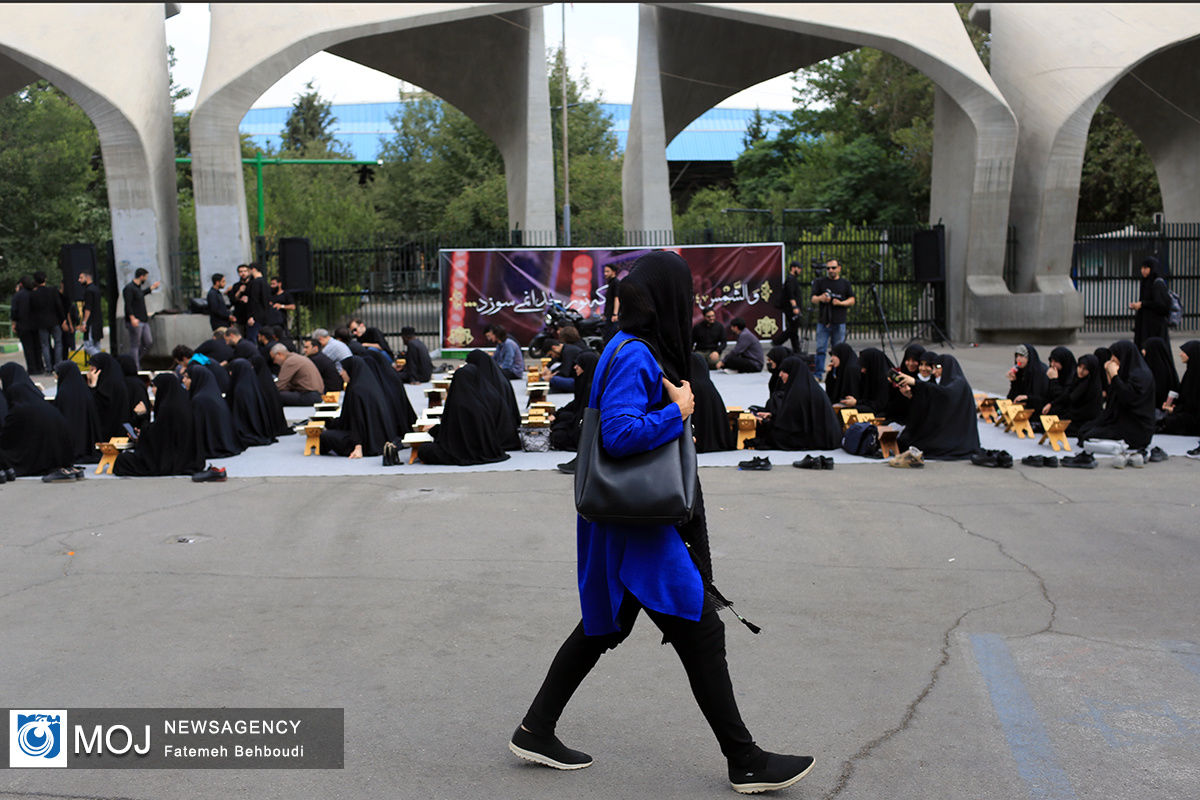 تجمع دانشجویی تکریم قرآن کریم در مقابل دانشگاه تهران