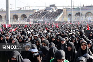 تصاویر هوایی از حضور باشکوه و گسترده مردم و اقامه نماز بر پیکر مطهر رهبر شهید انقلاب و خانواده ایشان + فیلم