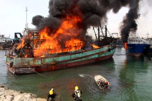  آتش سوزی سه فروند لنج صیادی در بندر مقام