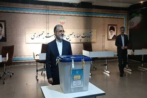 رئیس دفتر ریاست جمهوری رای خود را به صندوق انداخت