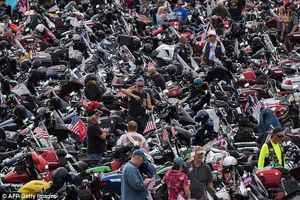 موتور سواری وزیر خارجه آمریکا در بزرگداشت سربازان آمریکایی