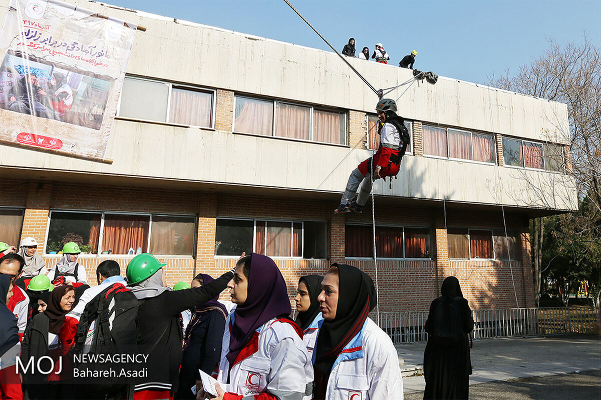 مانور زلزله در خوابگاه دختران دانشگاه پزشکی