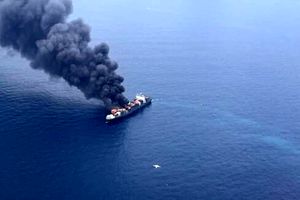 کشتی هدف قرار گرفته در جنوب غرب الحدیده یمن در آستانه غرق شدن است