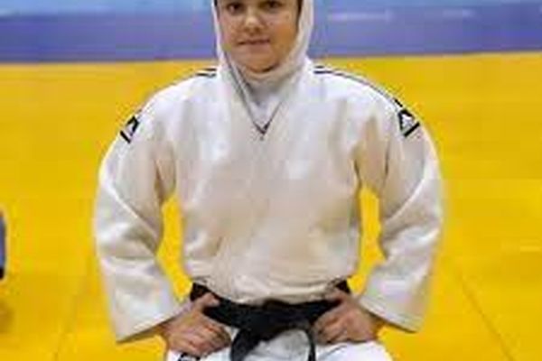 سیمرا خاک‌خواه، شیردختر ایران با برنز آسیا در جمع بزرگسالان ایستاد