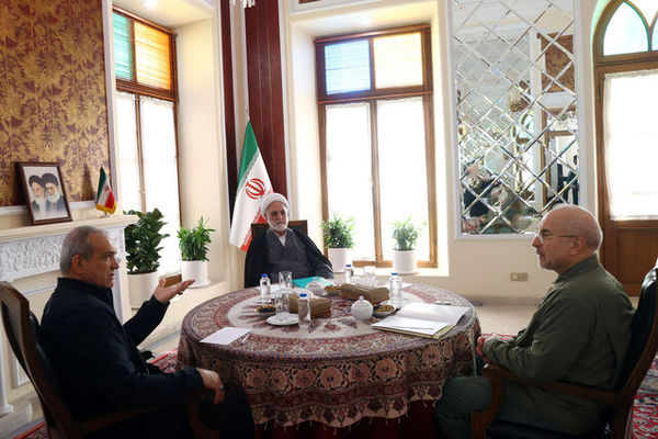 نشست مشترک سران قوا با محوریت اقتصاد و معیشت برگزار شد