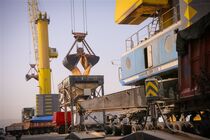 پهلو دهی یک کشتی حامل ۷۱ هزار و ۵۰۰ تن گندم در بندر شهید رجایی