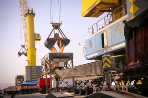 پهلو دهی یک کشتی حامل ۷۱ هزار و ۵۰۰ تن گندم در بندر شهید رجایی