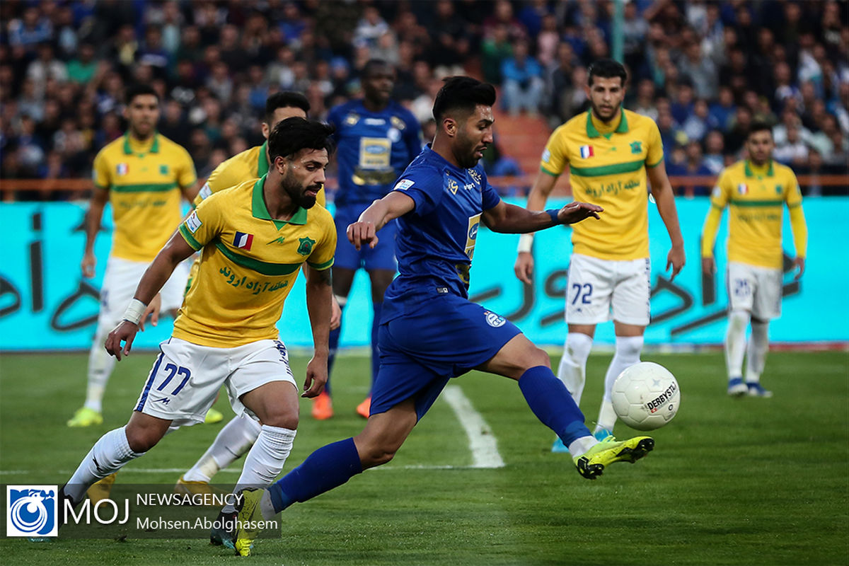 دیدار تیم های فوتبال استقلال و صنعت نفت