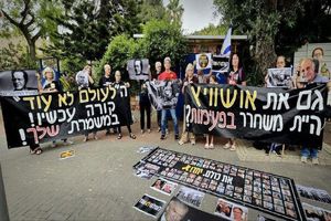 شهرک‌نشینان صهیونیست مقابل منزل رئیس این رژیم تجمع کردند