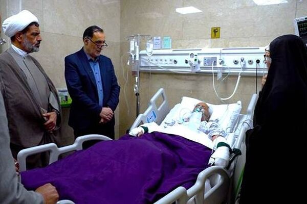 رئیس بنیاد شهید و امور ایثارگران از پدر شهید معزز سپهبد سیدعبدالرحیم موسوی عیادت کرد