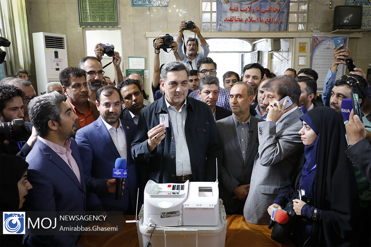 حضور شهردار تهران پای صندوق رای انتخابات شورایاری ها