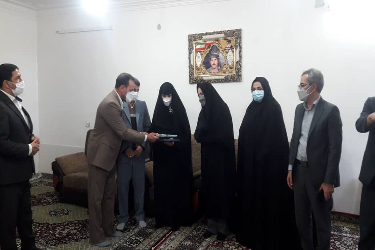 دیدار مدیرکل بنیادشهید با خانواده شهدا