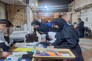 خدمت رسانی جهادی کارکنان بیمارستان بنت الهدی به زائران مراسم تشییع رهبر شهید در مشهد