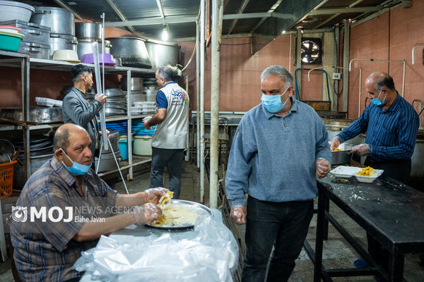 آشپزخانه محبان امام رضا(ع) قرارگاه جهادی تغذیه و پشتیبانی در روزهای جنگ شد