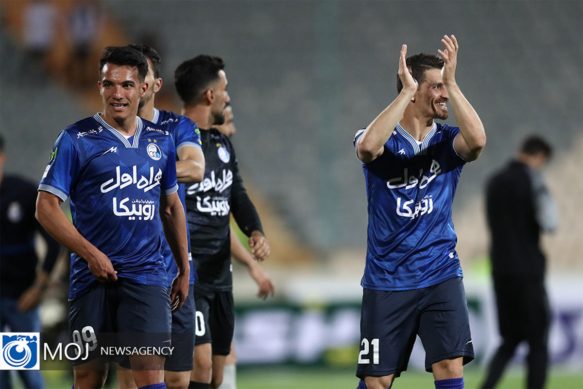 دیدار تیم‌ های فوتبال استقلال و شهر خودرو مشهد