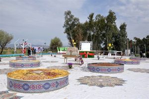 استقبال چشمگیر گردشگران نوروزی از بزرگ‌ترین سفره هفت‌سین جهان در قصر شیرین